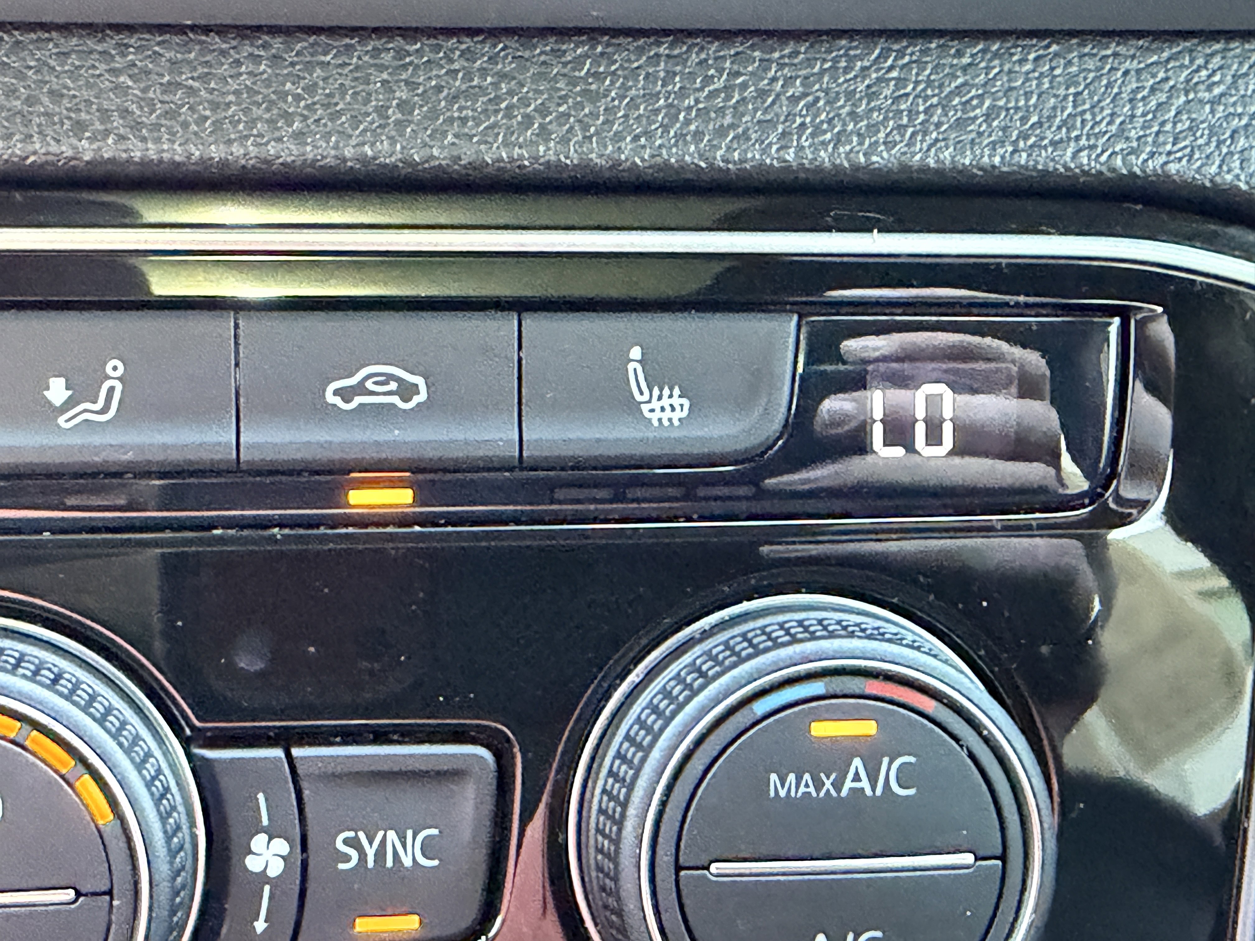 Certified 2023 Volkswagen Atlas Cross Sport SE w/ Panoramic Sunroof Package image 23