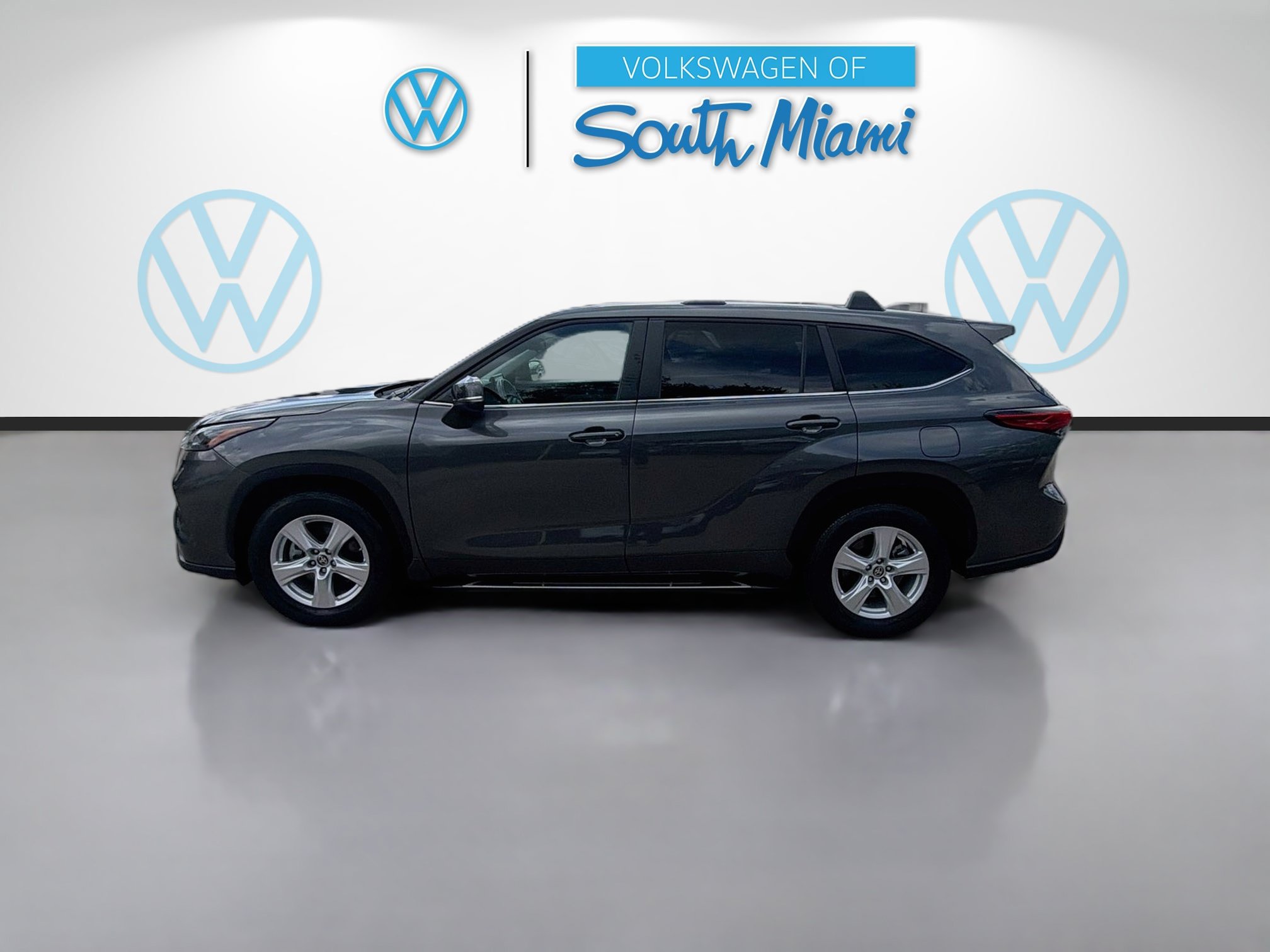 Used 2023 Toyota Highlander LE FWD image 4