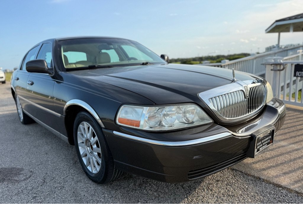 Used 2007 Lincoln Town Car Signature RWD image 3