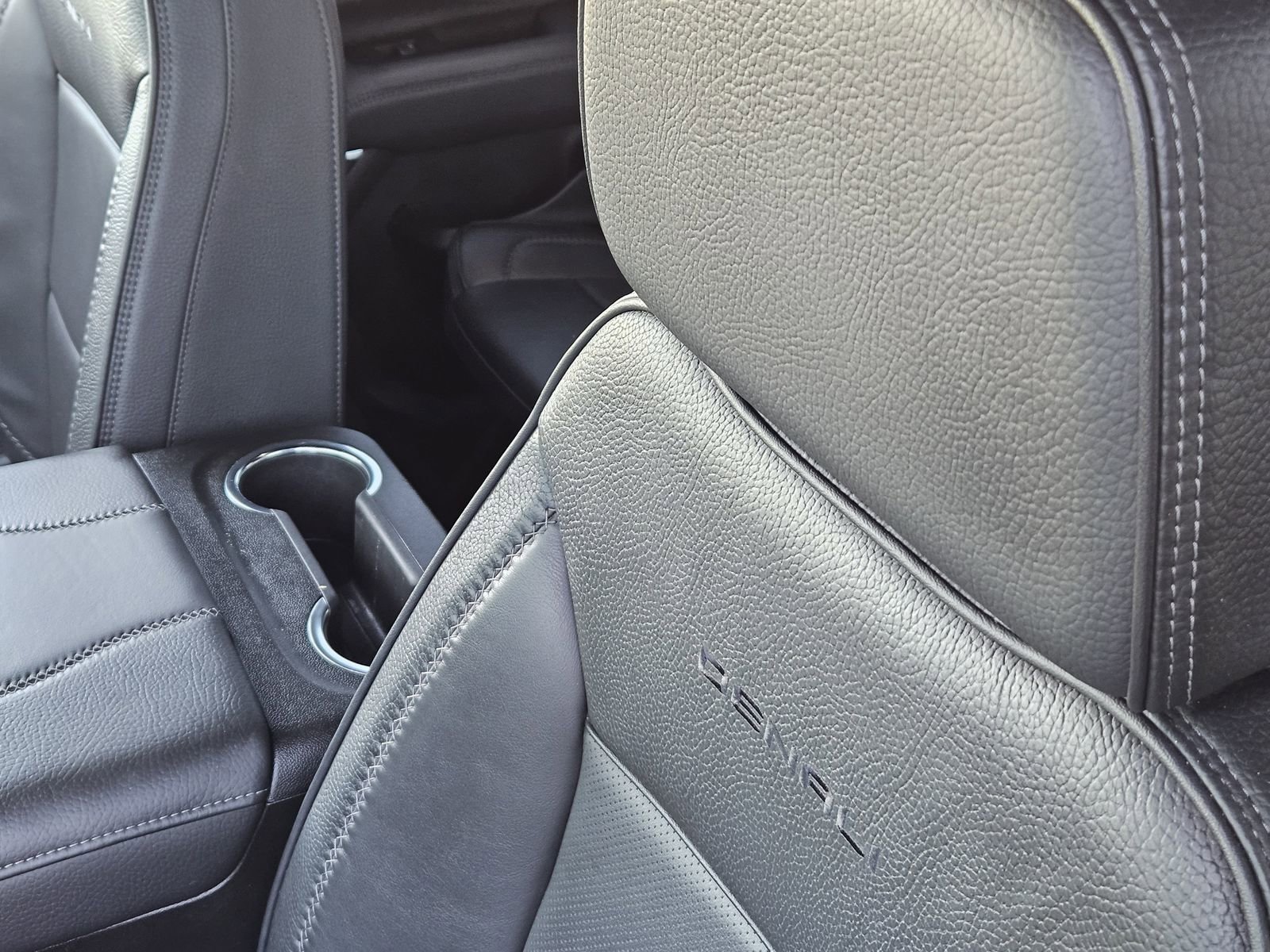 Used 2025 GMC Yukon XL Denali image 34