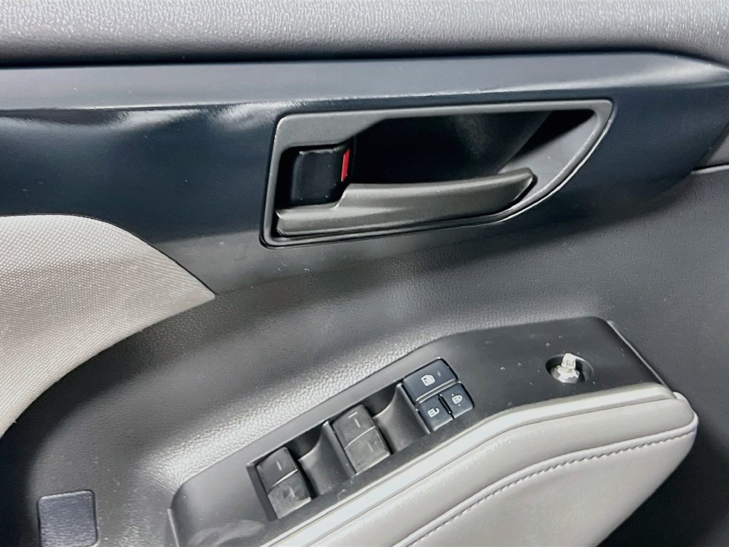 Used 2021 Toyota Highlander LE FWD image 14