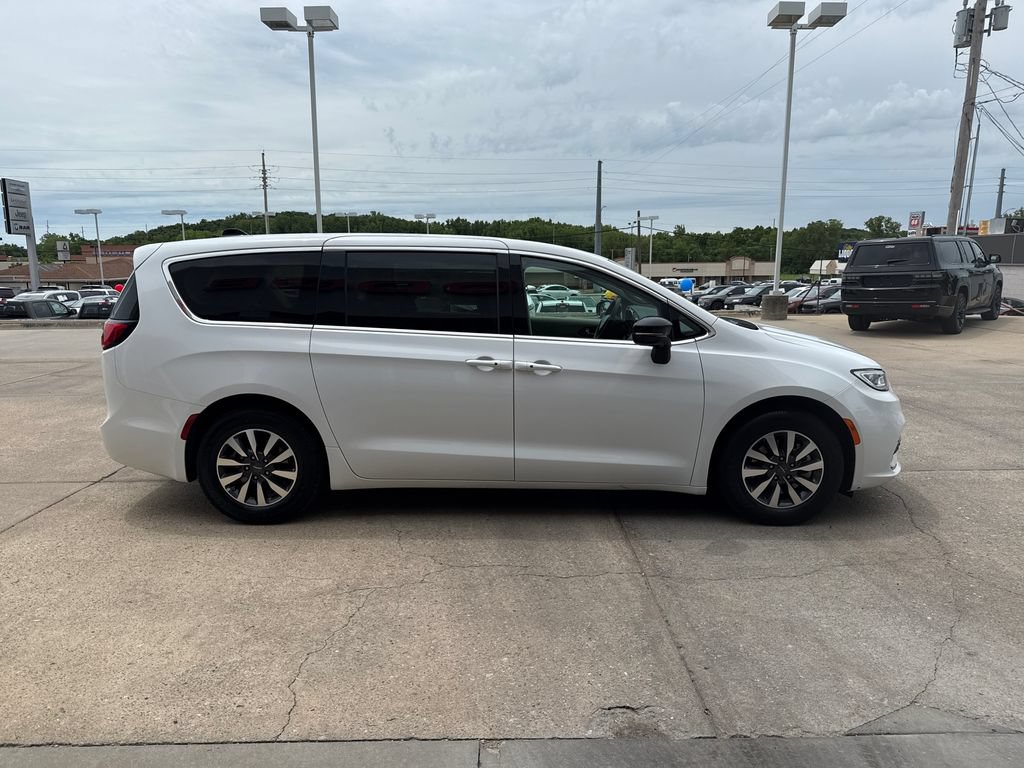 Used 2024 Chrysler Pacifica Limited FWD image 6