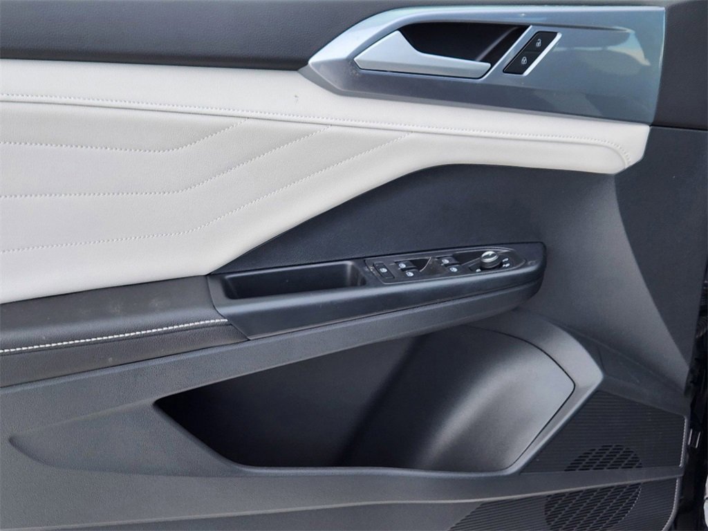 New 2025 Volkswagen Taos SEL image 4