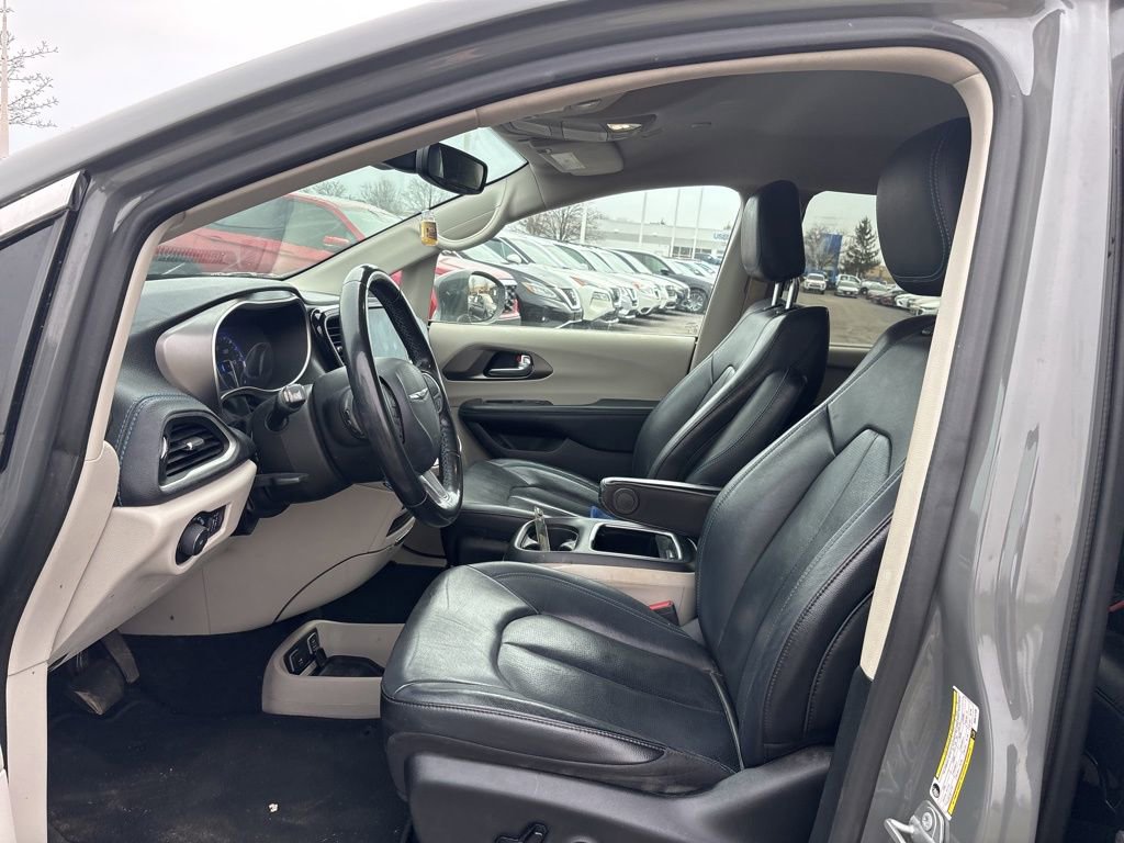 Used 2021 Chrysler Pacifica Touring-L image 15