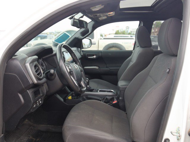 Used 2017 Toyota Tacoma TRD Off-Road w/ Premium & Technology Package AWD/4WD image 15