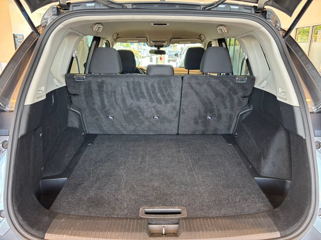 Used 2023 Nissan Rogue S AWD/4WD image 33