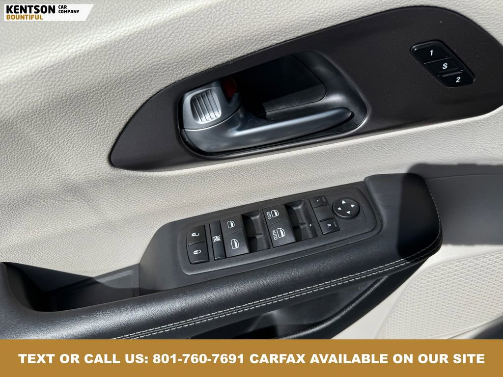 Used 2024 Chrysler Pacifica Select image 21