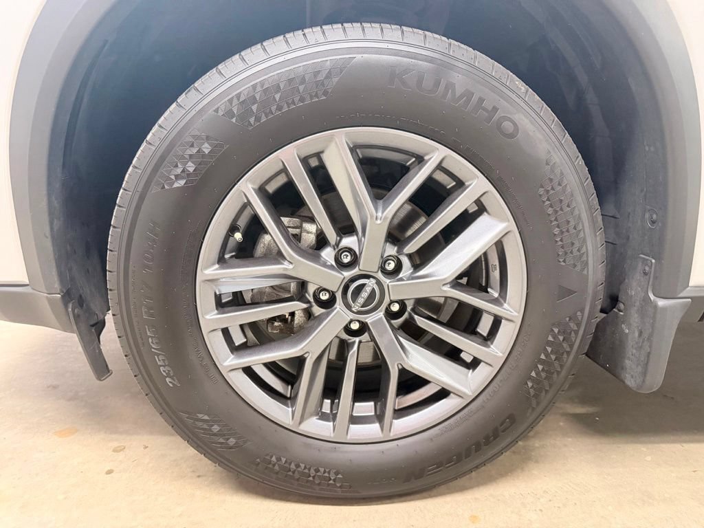 Used 2024 Nissan Rogue S AWD/4WD image 16