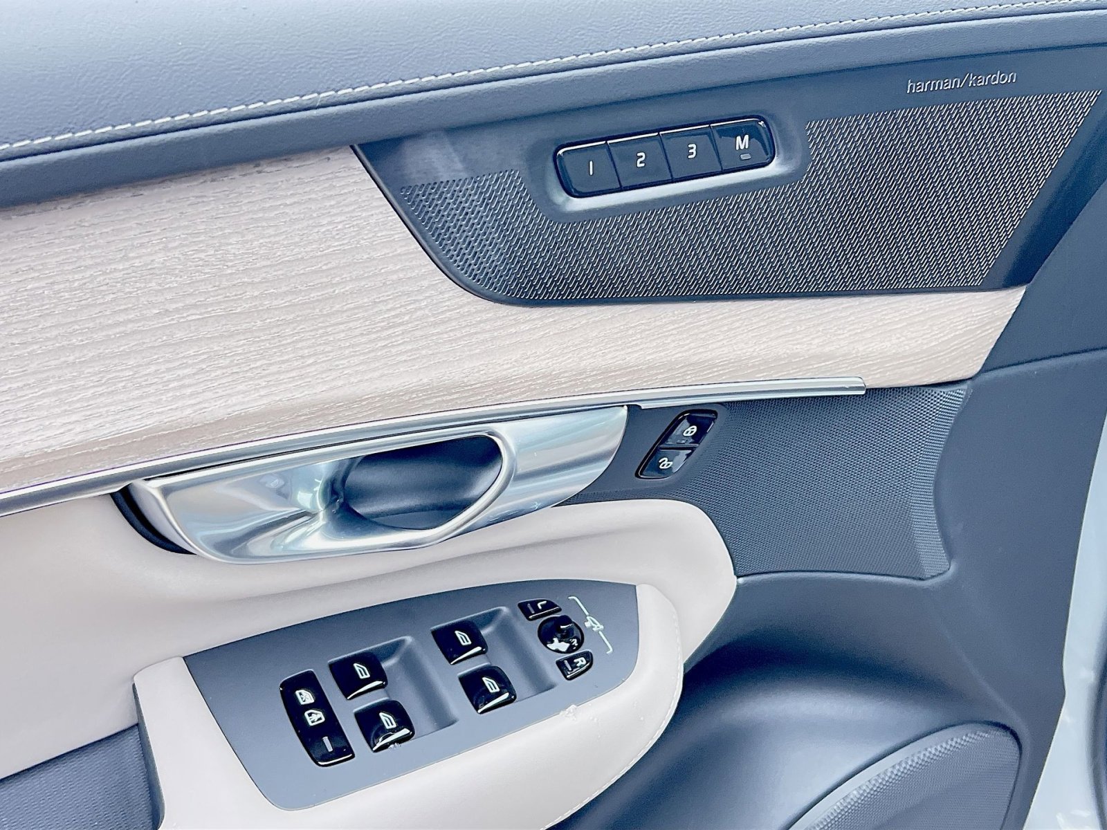 New 2026 Volvo XC90 B6 Ultra image 15