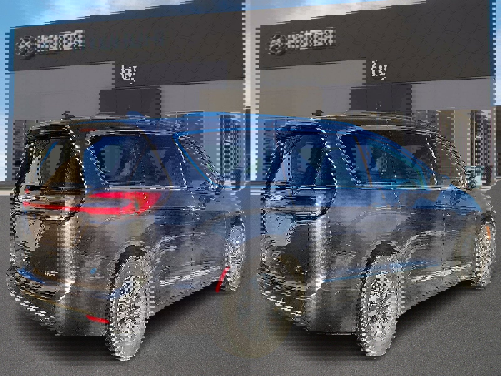 Used 2021 Chrysler Pacifica Limited w/ Uconnect Theater Family Group image 4