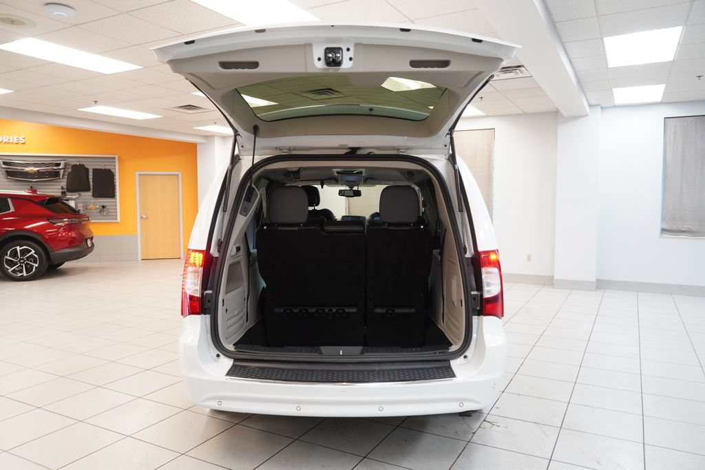 Used 2014 Chrysler Town & Country Touring-L FWD image 9