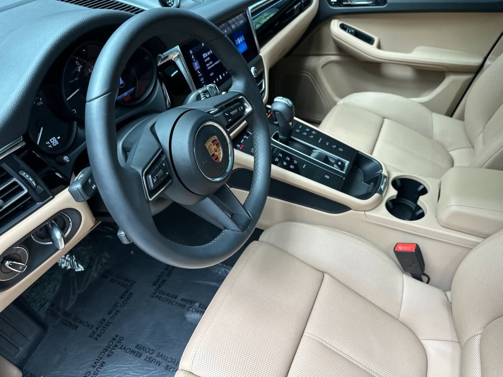 Certified 2025 Porsche Macan AWD/4WD image 4