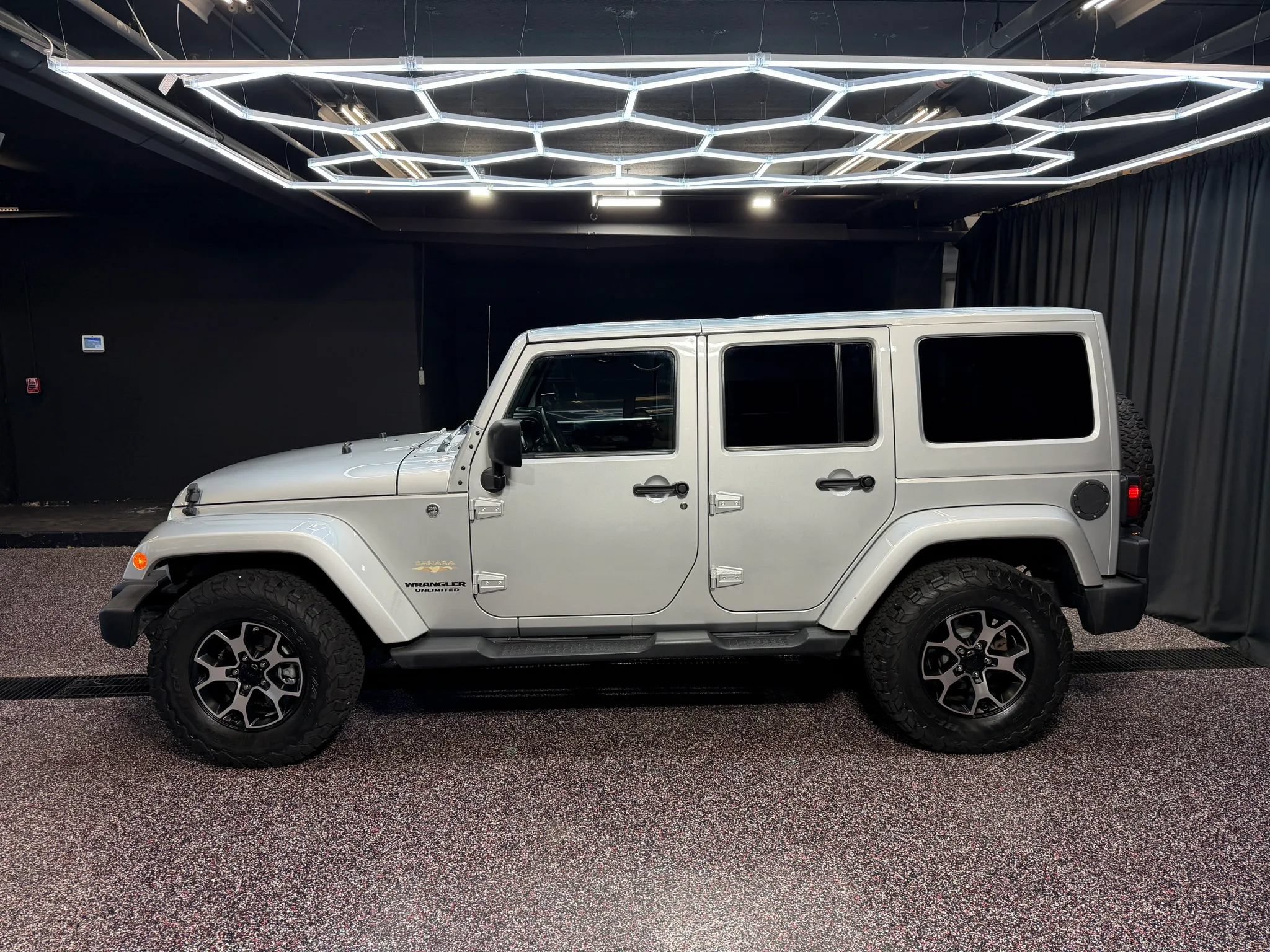 Used 2012 Jeep Wrangler Unlimited Sahara w/ Dual Top Group AWD/4WD image 4
