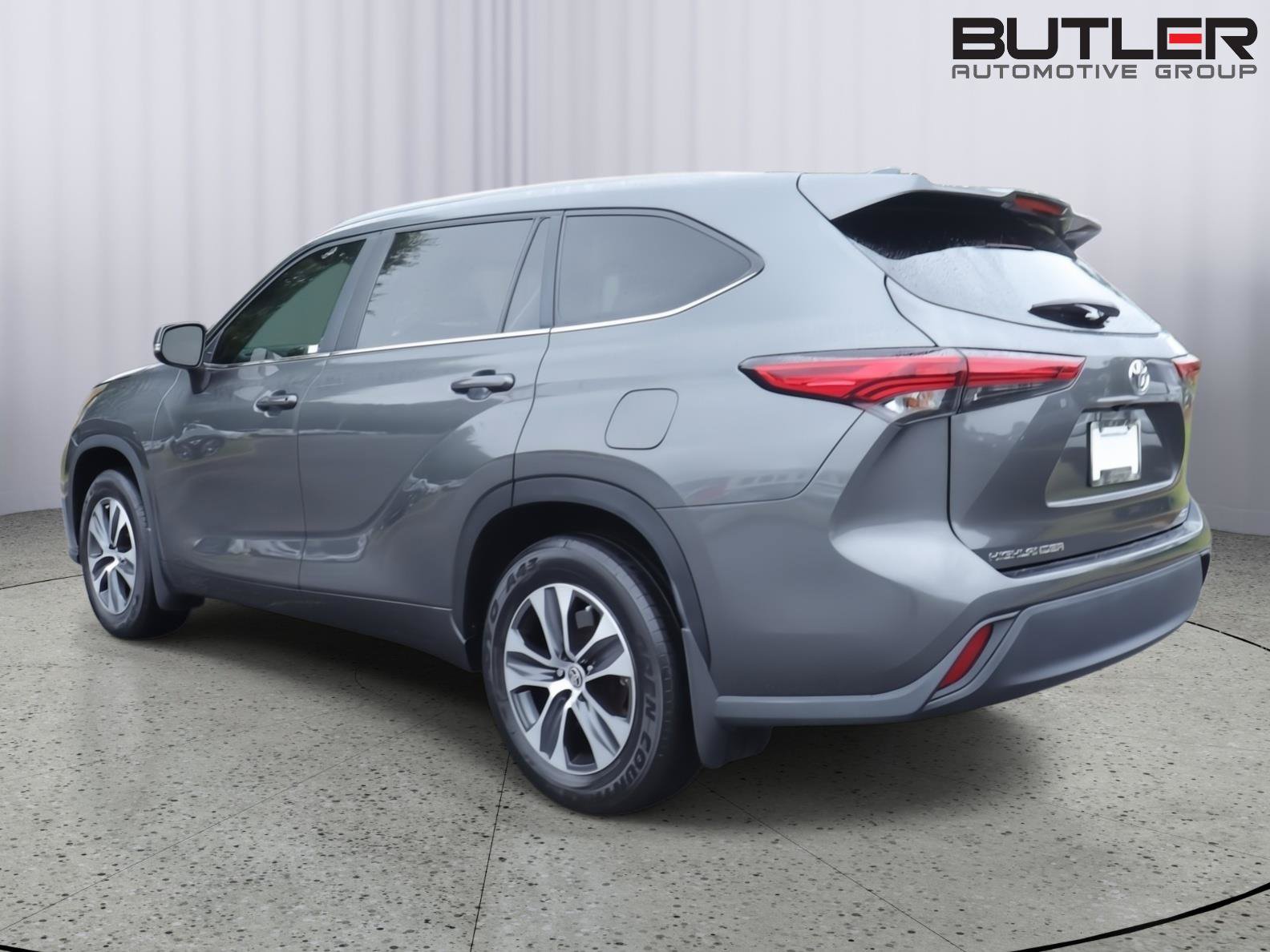 Used 2023 Toyota Highlander XLE FWD image 4