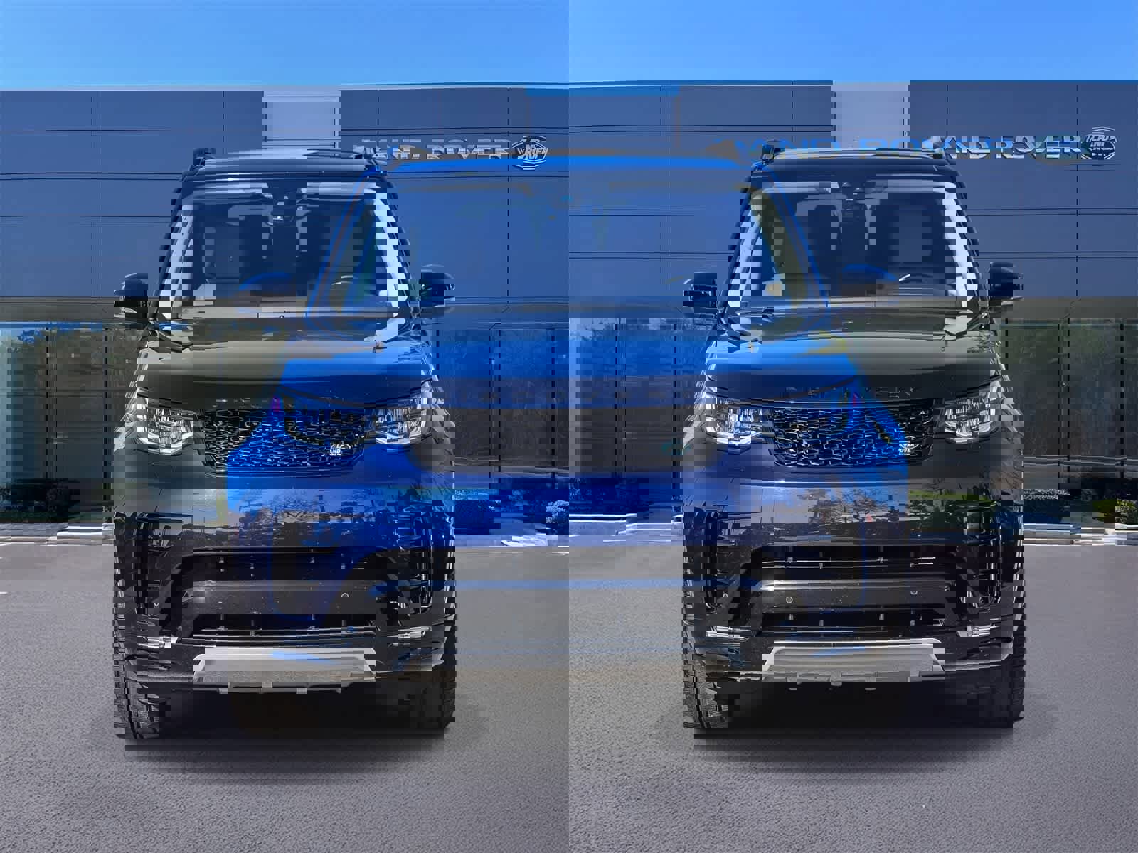 Used 2020 Land Rover Discovery Landmark image 2