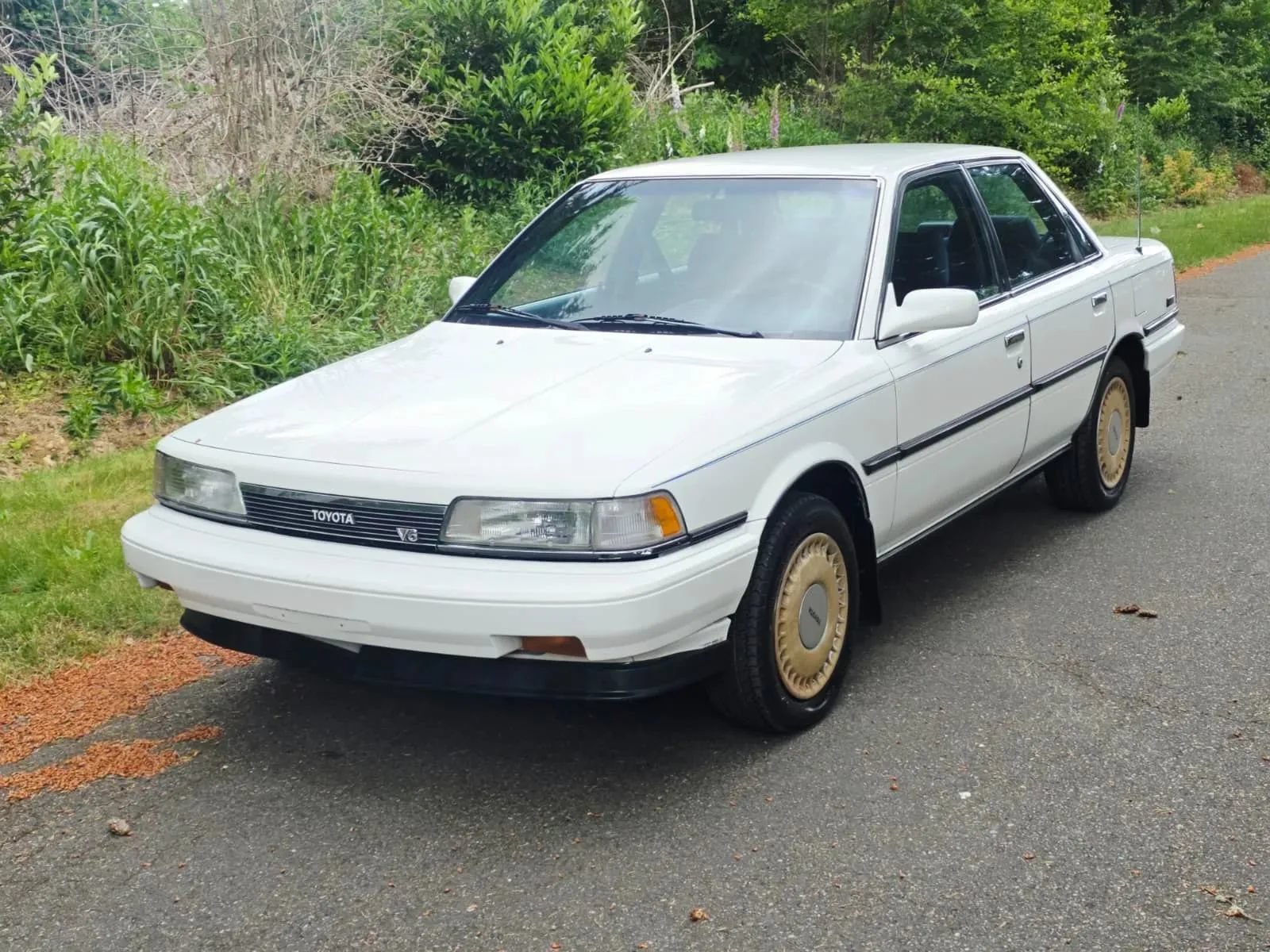 Used 1990 Toyota Camry LE FWD image 1