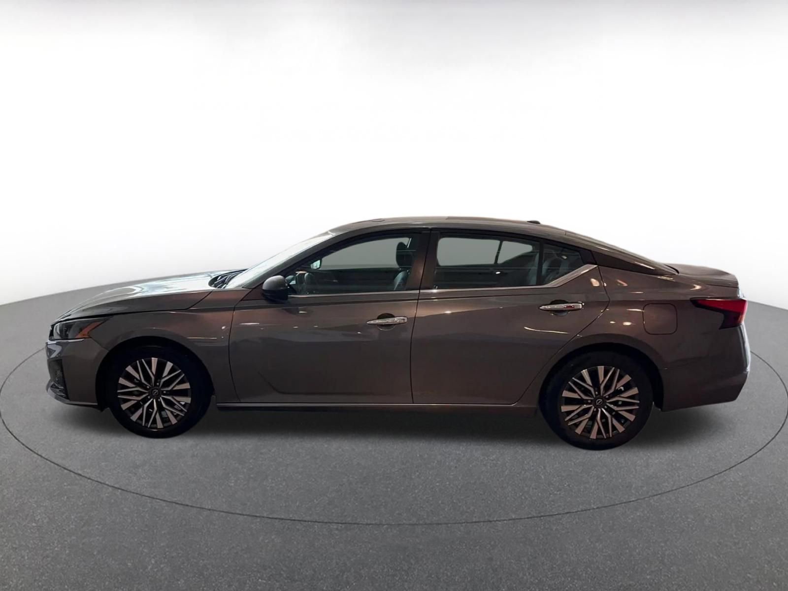 Used 2025 Nissan Altima 2.5 SV image 9