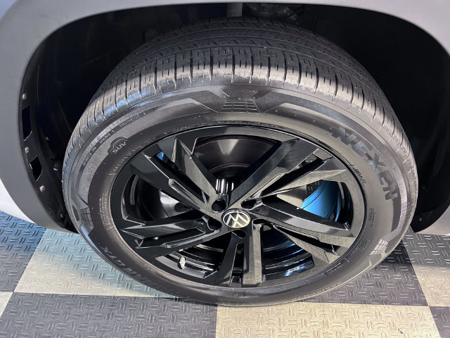 Certified 2025 Volkswagen Atlas Cross Sport SEL R-Line AWD/4WD image 9