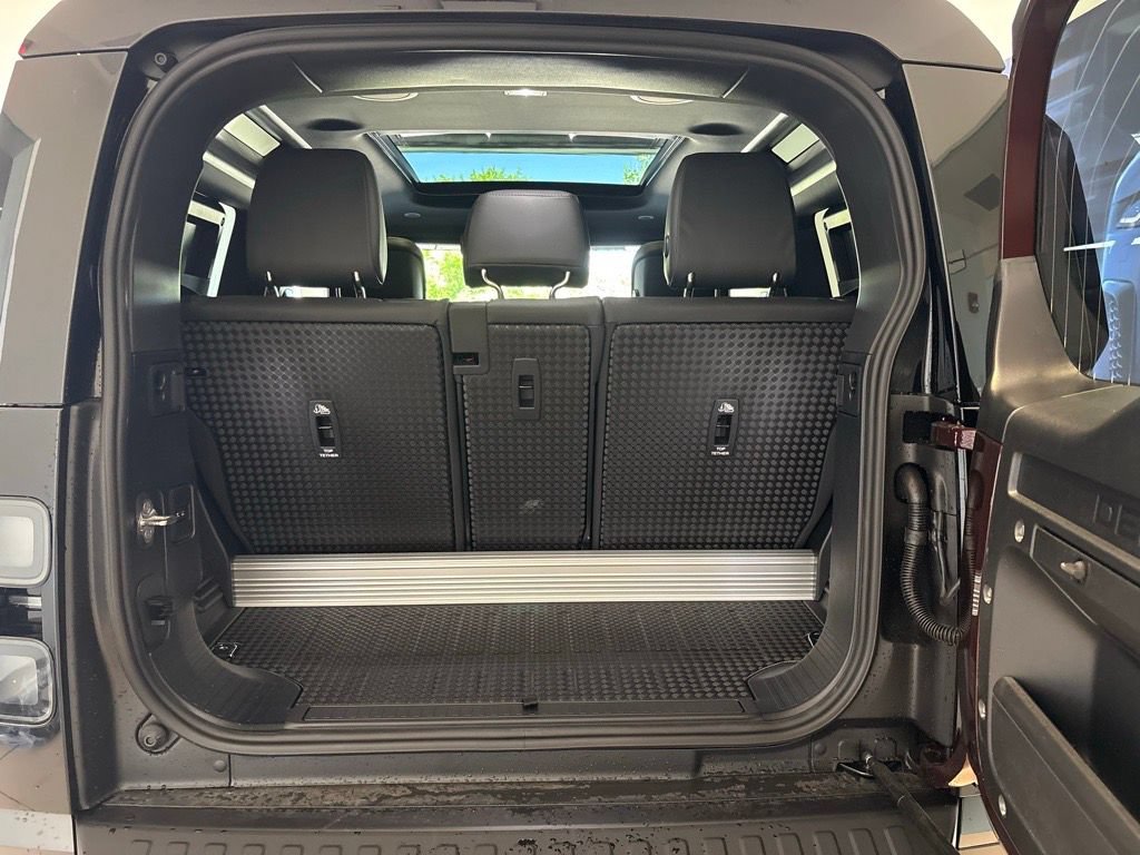 New 2026 Land Rover Defender 90 X-Dynamic SE AWD/4WD image 14