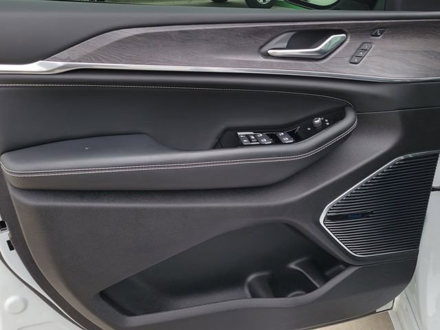 Used 2025 Jeep Grand Cherokee Overland w/ Advanced Protech Group III image 10