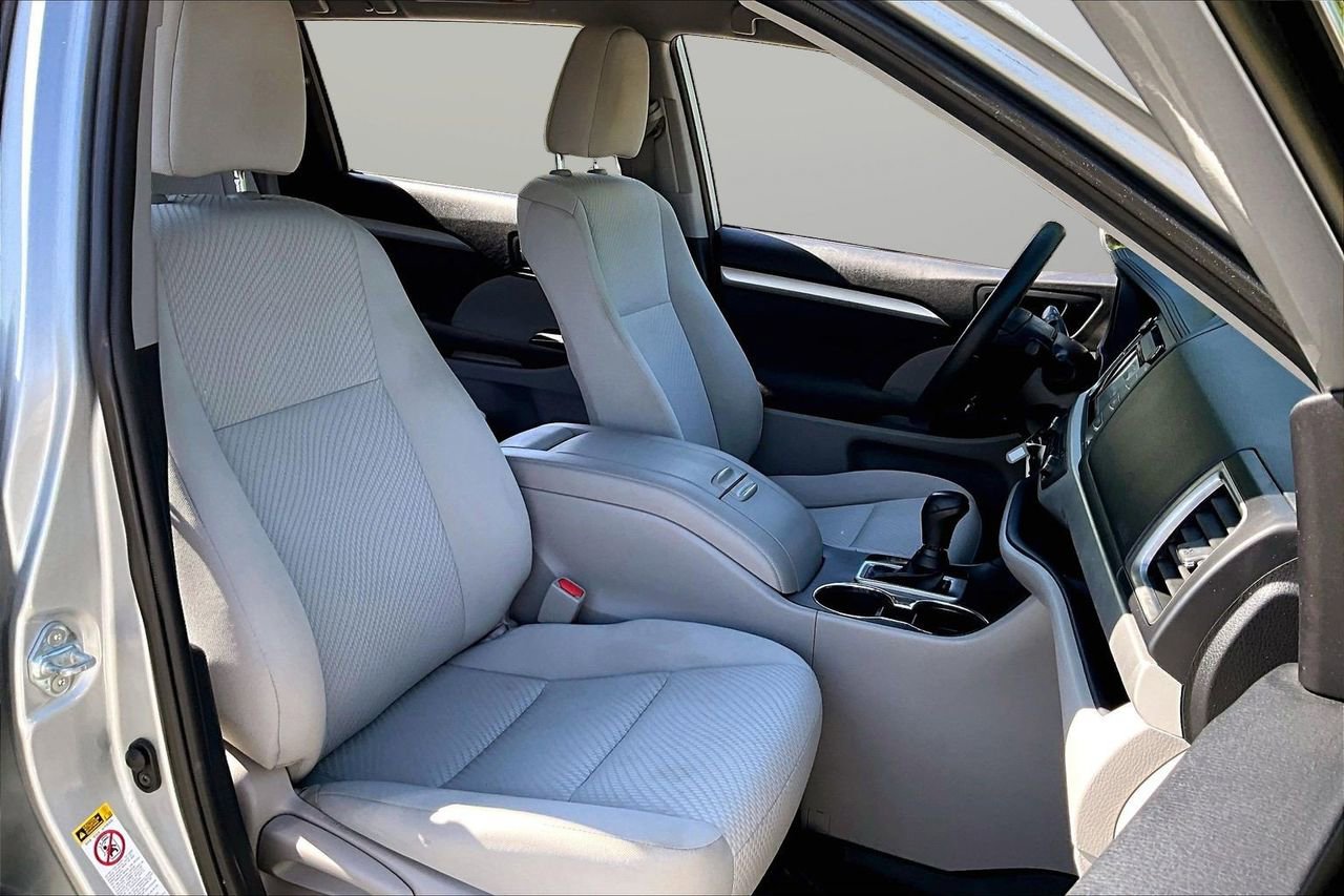 Used 2019 Toyota Highlander LE w/ Protection Package #3 image 22
