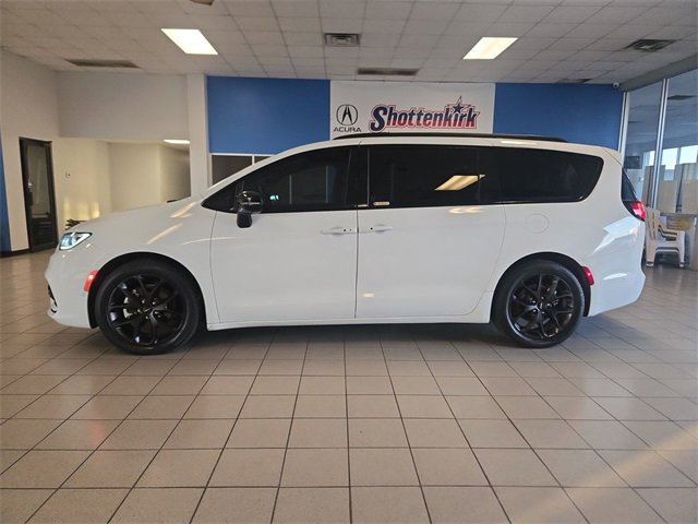 Used 2024 Chrysler Pacifica Limited w/ S Appearance Package image 5