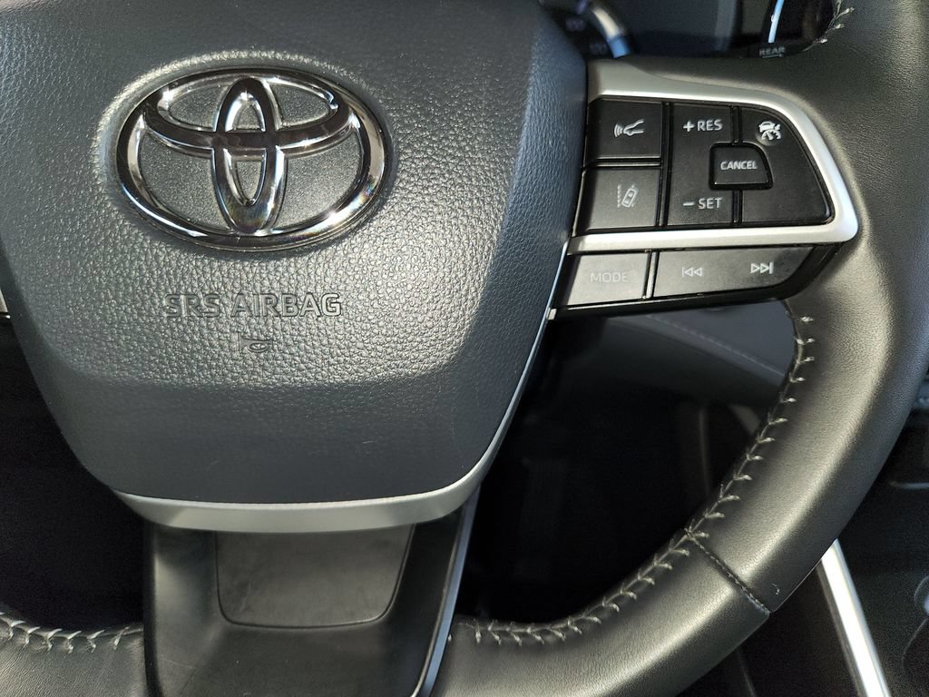 Used 2025 Toyota Highlander LE FWD image 27