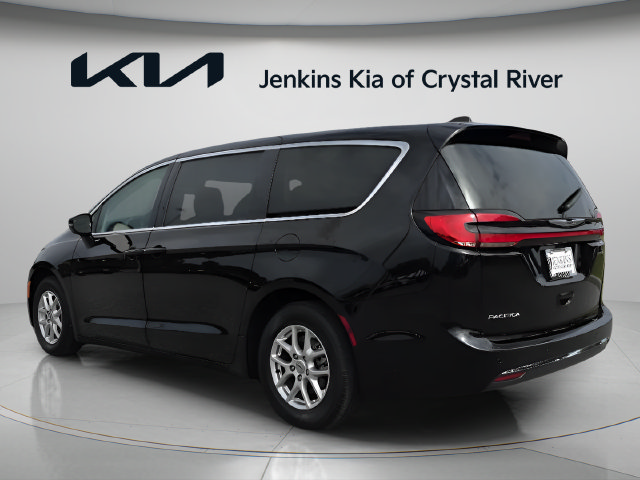 Used 2024 Chrysler Pacifica Touring-L FWD image 10