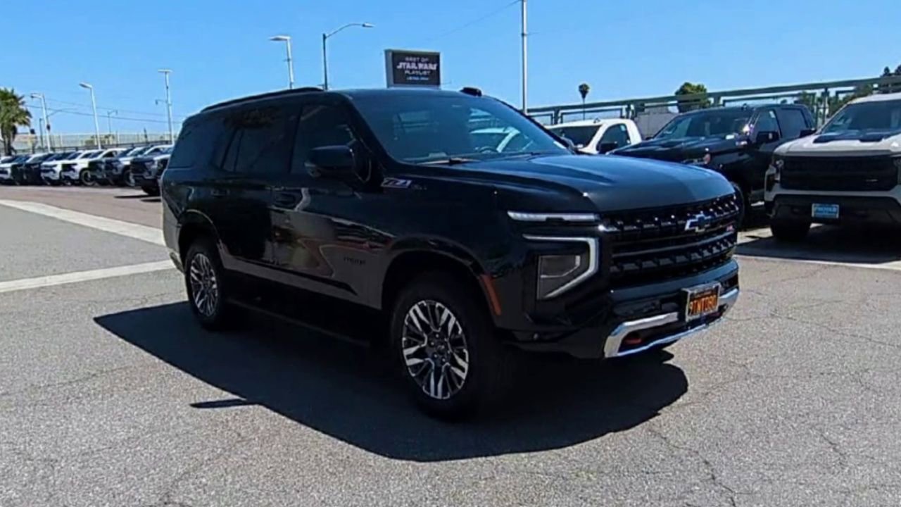 Used 2025 Chevrolet Tahoe Z71 w/ Comfort Package AWD/4WD image 2