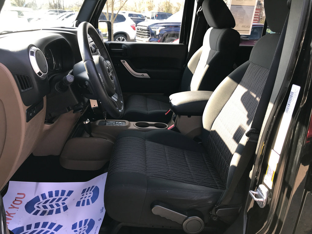 Used 2012 Jeep Wrangler Unlimited Rubicon w/ Connectivity Group image 19