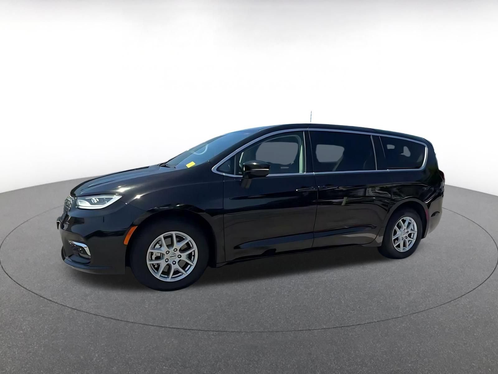 Used 2024 Chrysler Pacifica Touring-L FWD image 7
