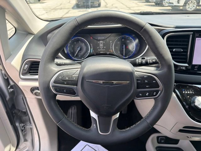 Used 2023 Chrysler Pacifica Touring-L FWD image 27