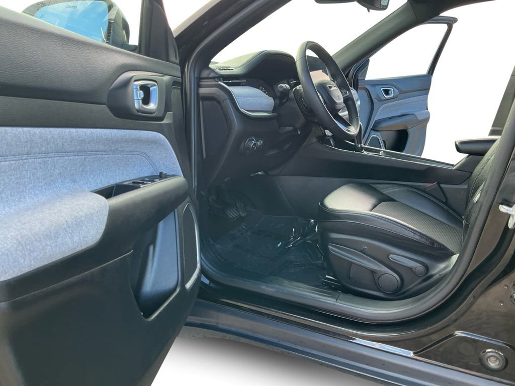 Used 2024 Jeep Compass Latitude image 24