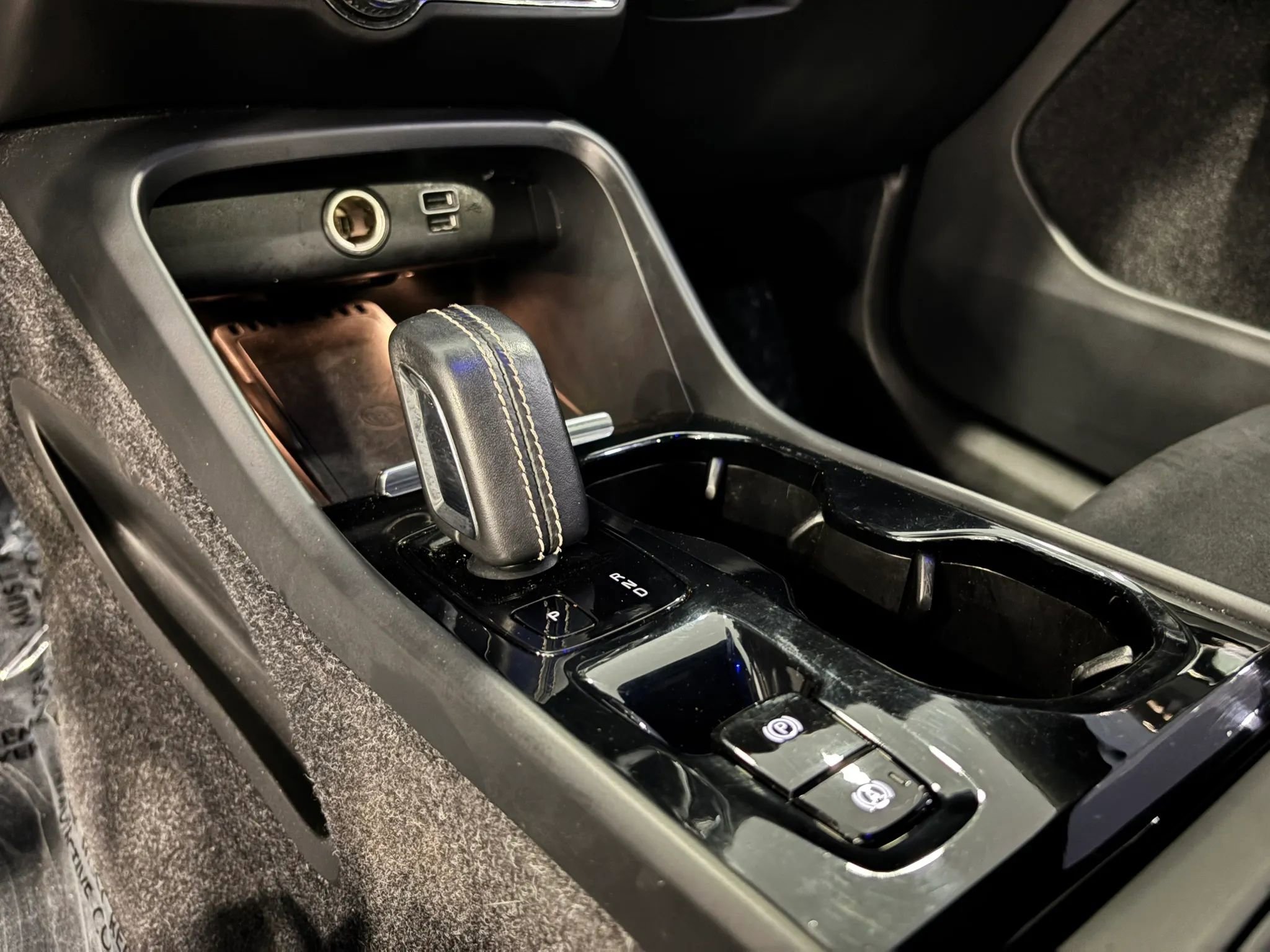 Used 2020 Volvo XC40 T4 R-Design FWD image 31