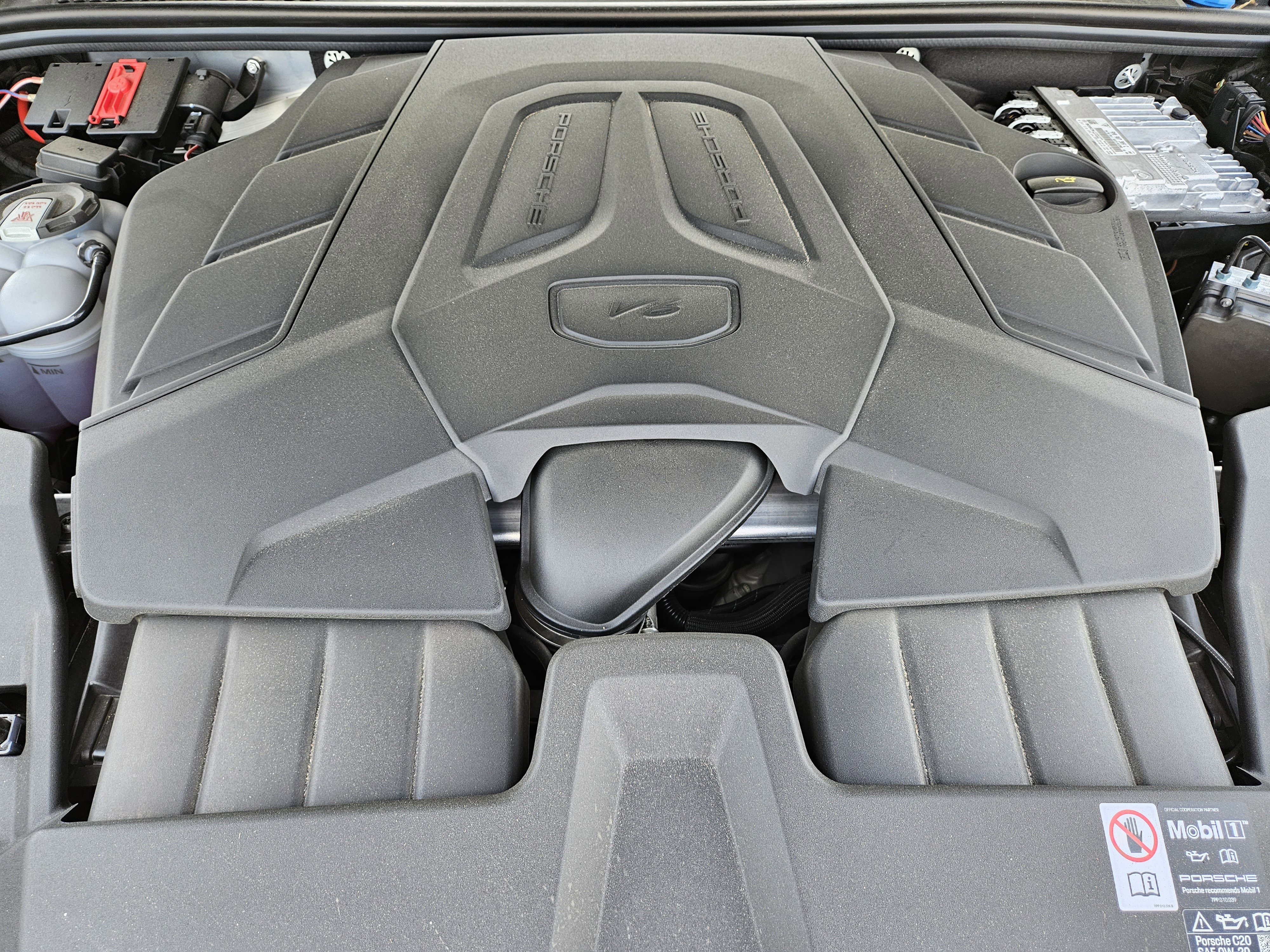 Certified 2025 Porsche Cayenne Coupe image 30