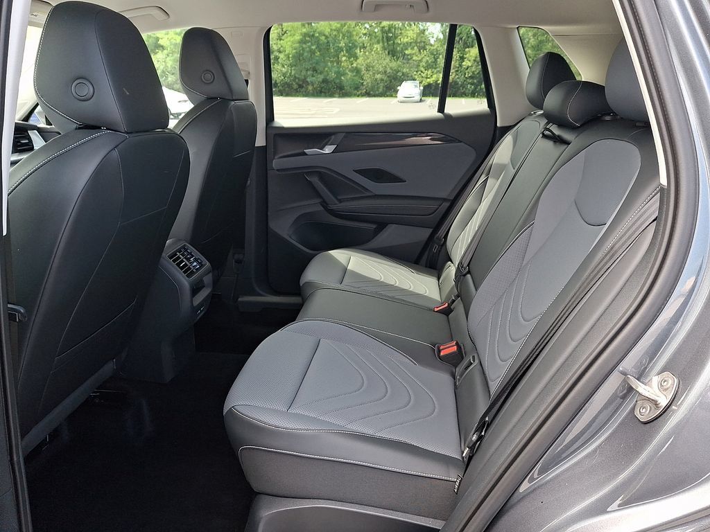 Used 2026 Volkswagen Tiguan SE AWD/4WD image 10