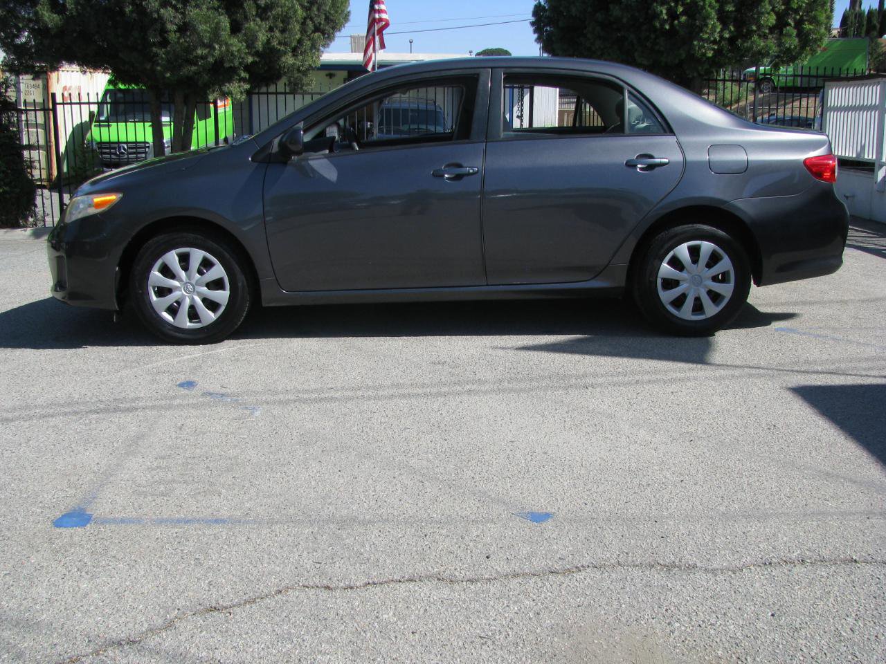 Used 2011 Toyota Corolla LE image 1