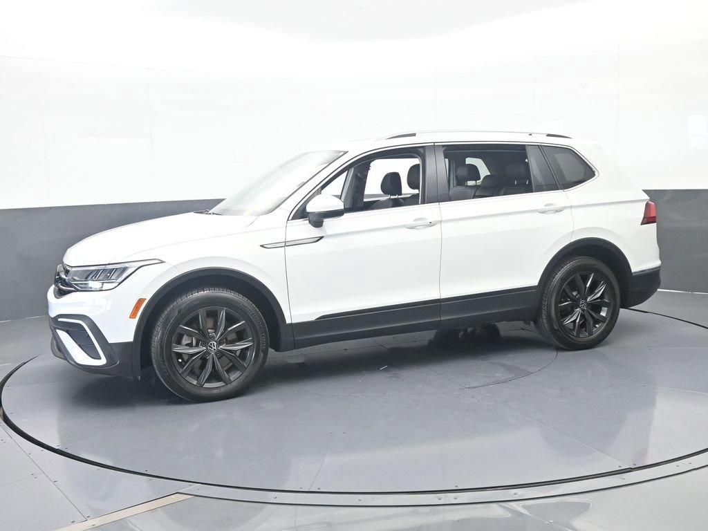 Used 2024 Volkswagen Tiguan SE FWD image 2