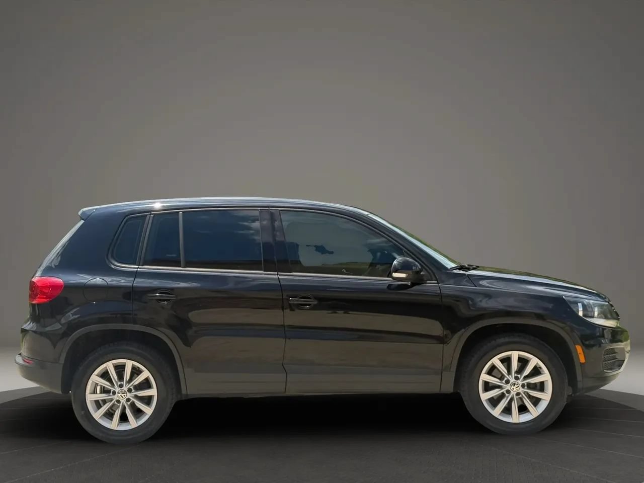 Used 2017 Volkswagen Tiguan Limited w/ Alloy Wheels Package AWD/4WD image 2