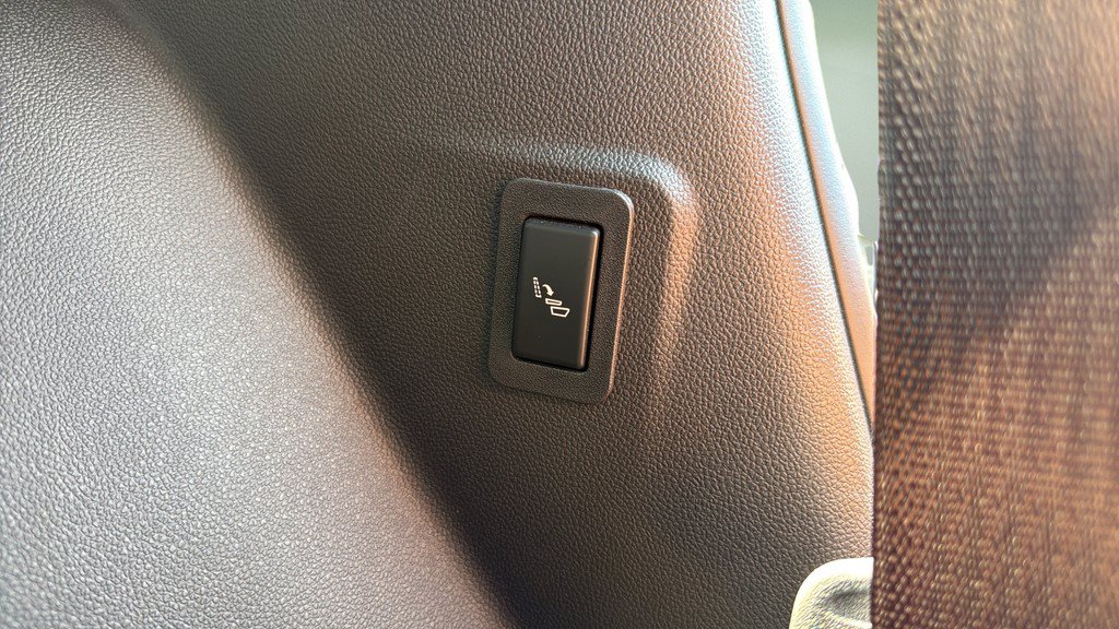 Certified 2024 Cadillac Escalade Premium Luxury w/ LPO, Floor Liner Package AWD/4WD image 29