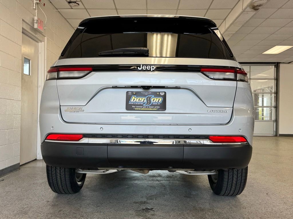 Certified 2025 Jeep Grand Cherokee Laredo X w/ Trailer Tow Package RWD image 5