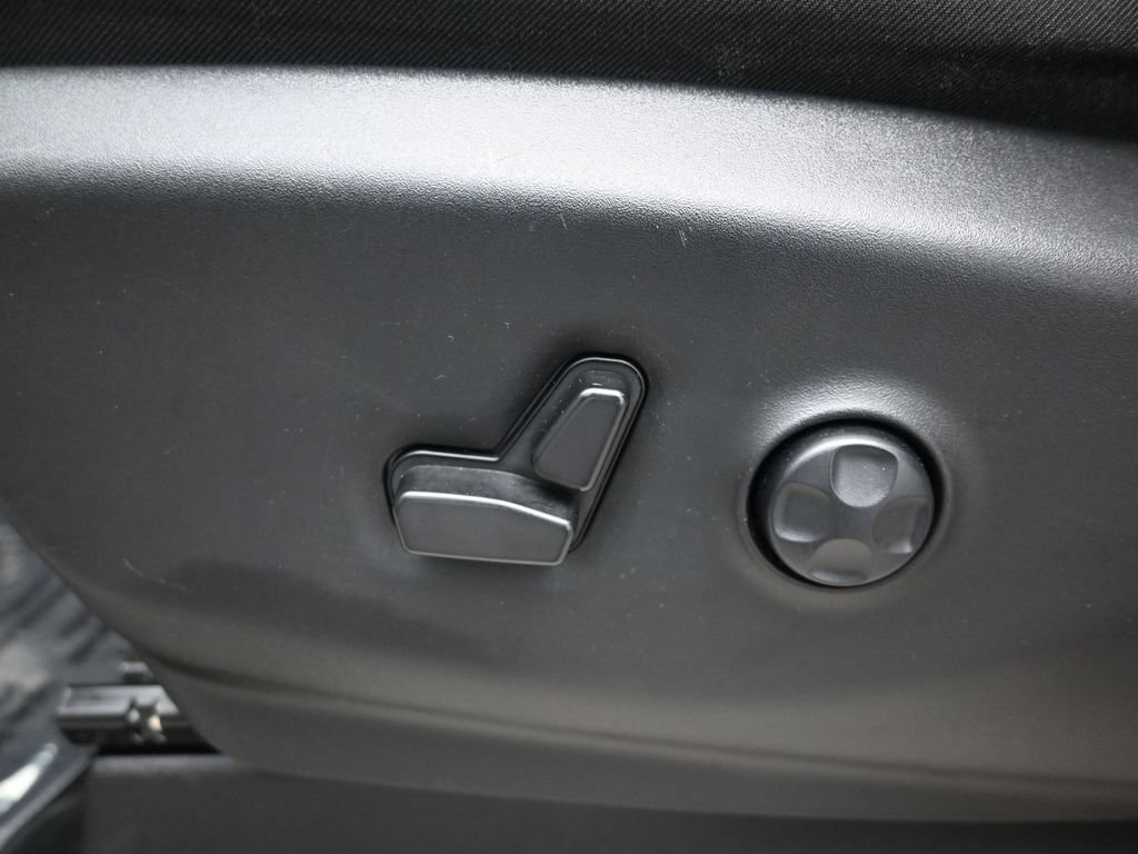 Used 2024 Chrysler Pacifica Touring-L image 10