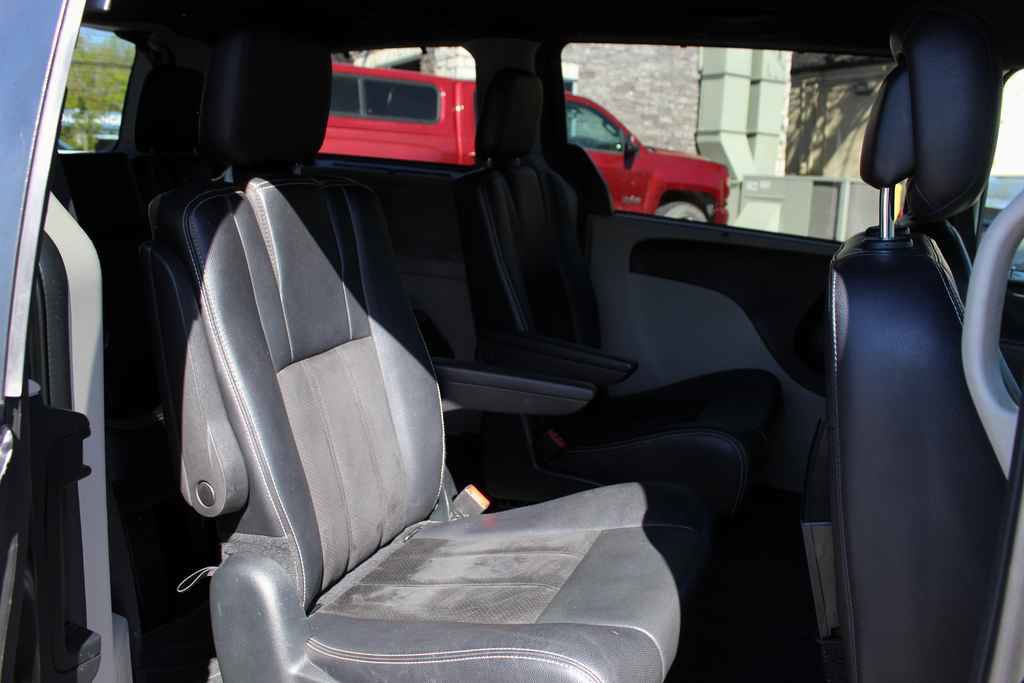 Used 2016 Dodge Grand Caravan SXT image 24