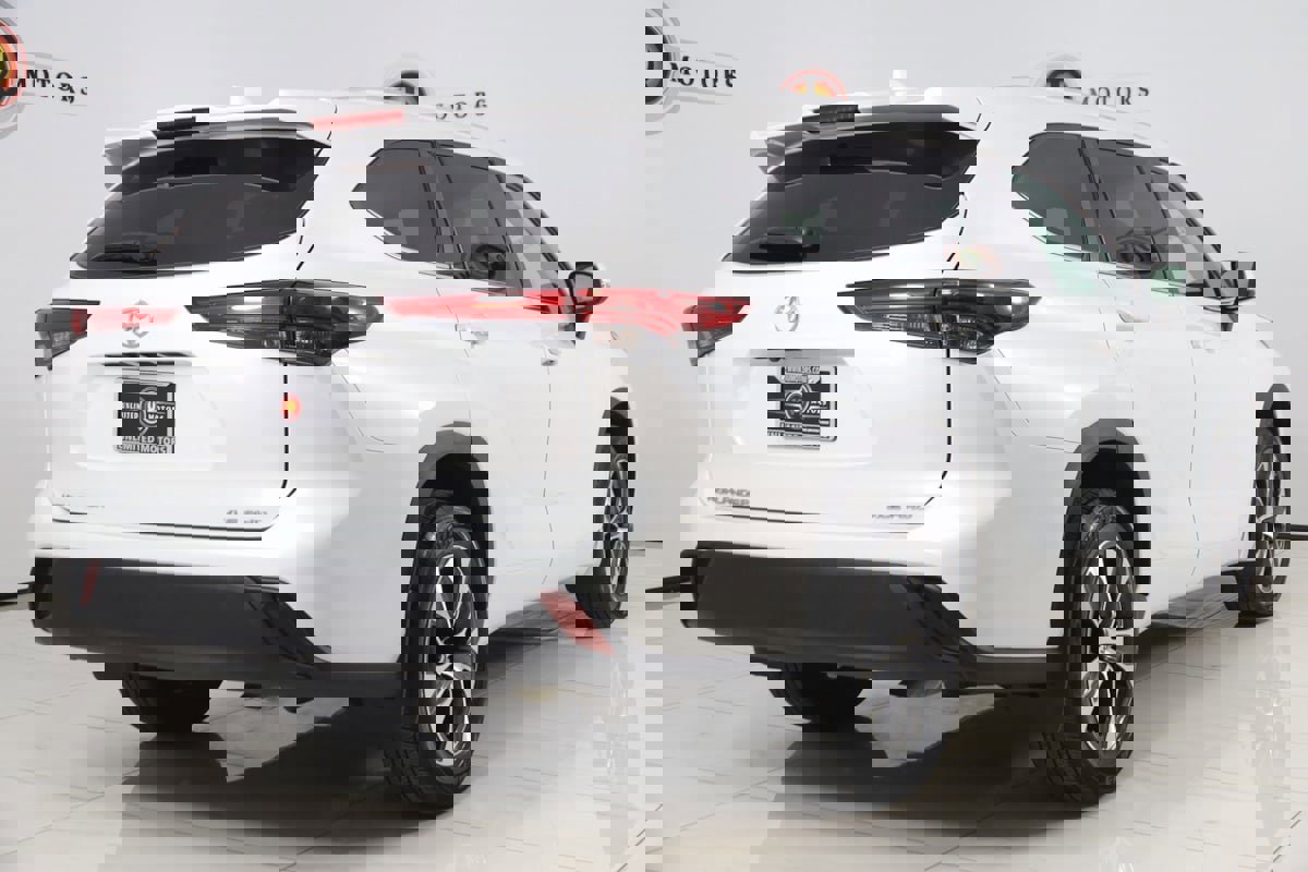 Used 2023 Toyota Highlander XLE image 3