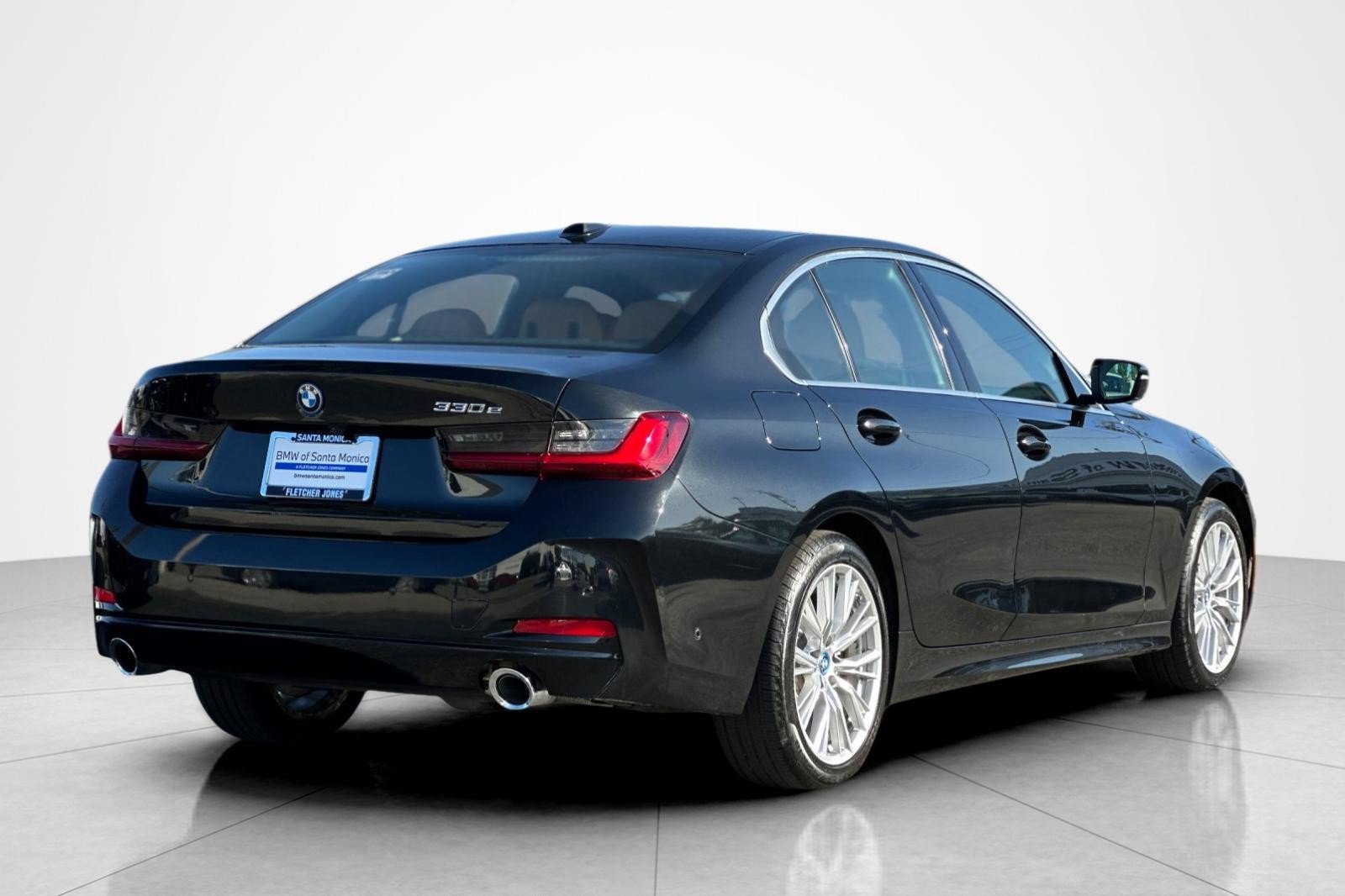 Used 2024 BMW 330e w/ Convenience Package RWD image 5