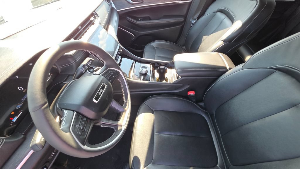 Used 2023 Jeep Grand Cherokee Limited AWD/4WD image 12