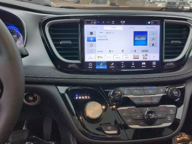 Used 2025 Chrysler Pacifica Limited FWD image 21