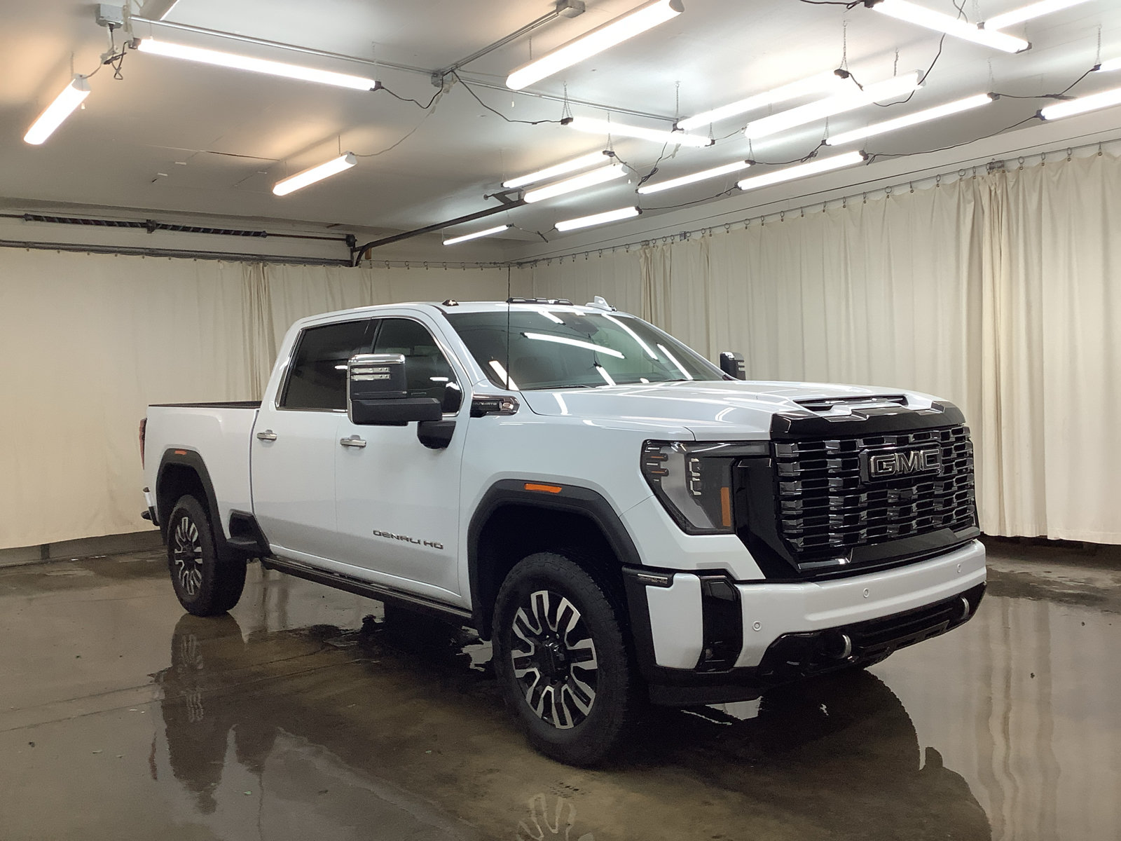 Used 2026 GMC Sierra 2500 Denali Ultimate AWD/4WD image 3