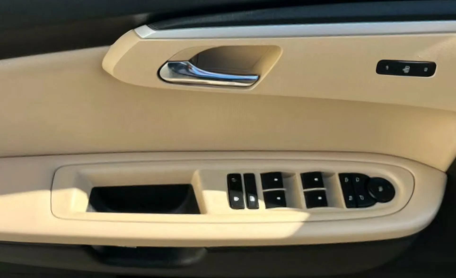 Used 2012 Chevrolet Traverse LTZ FWD image 20