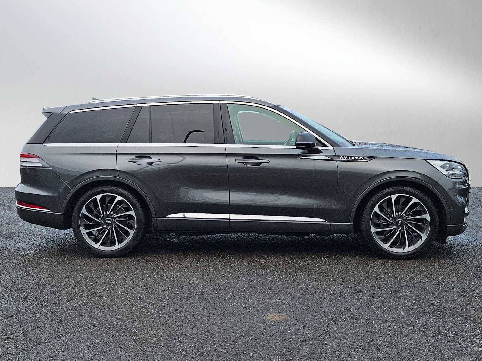 Used 2020 Lincoln Aviator Reserve w/ Equipment Group 202A image 2